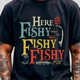 Men's "Here Fishy Fishy" Graphic T-Shirt - 100% Cotton Breathable Quick-Dry Crew Neck Tee with Colorful Fishing Design, Lightweight 180gsm All-Season Casual Shirt for Outdoor Enthusiasts, Fishing Gear